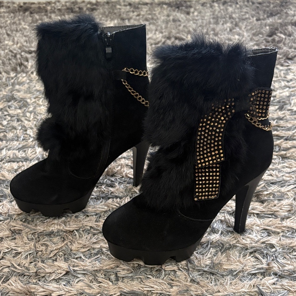 Chic Black Fur-Trimmed Heeled Boots with Gold Chain & Embellishments, Size 6
